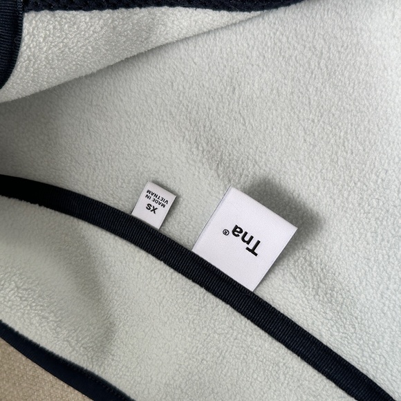 Aritzia TNA zip up sweater - Picture 6 of 6